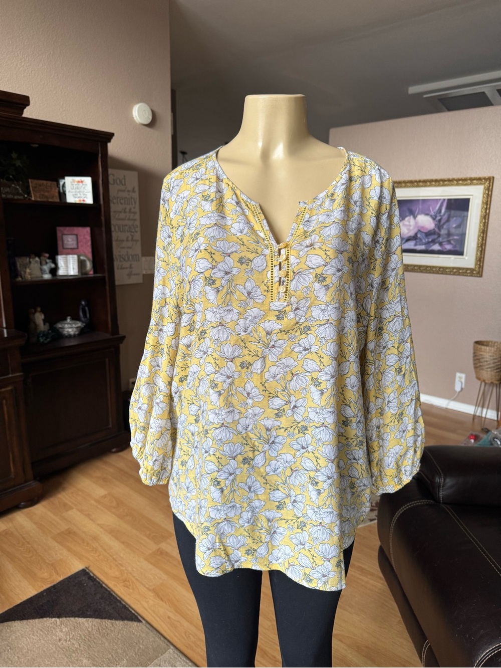 Liz Claiborne yellow, gray & white floral V-neck blouse-size XL